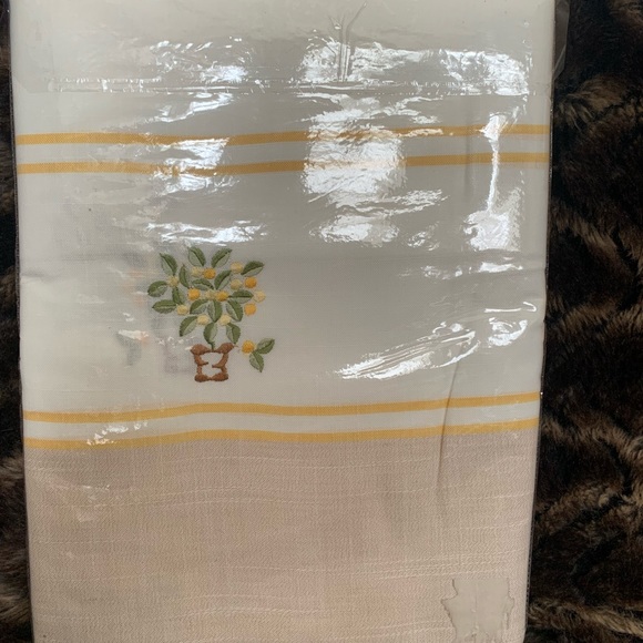 60”x108” table cloth - Picture 2 of 3
